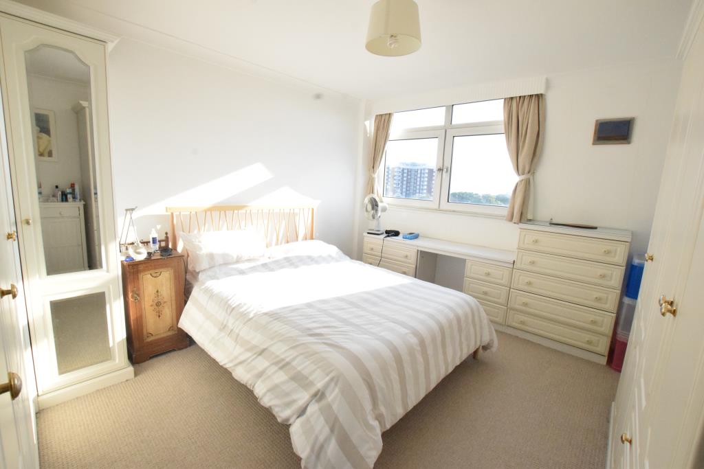 Lot: 122 - THREE-BEDROOM TOWN CENTRE FLAT - Main bedroom